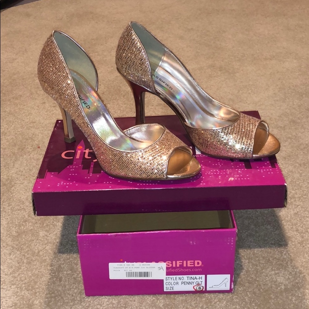 NWT rosegold metallic heels